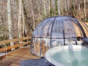 Écolodge avec jacuzzi sous dôme transparent pour observer les étoiles