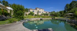 Écolodge avec piscine naturelle au cœur de la Provence verte