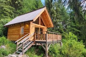 Cabane écoresponsable en bois au cœur de la nature méditerranéenne