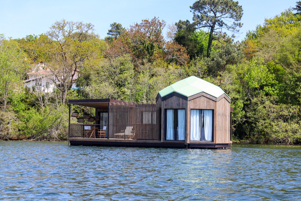 Écolodge flottant en bois sur un lac paisible en Provence
