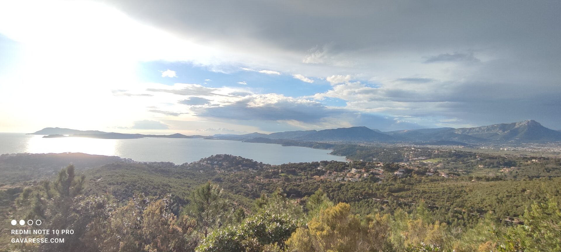 Vue aérienne du littoral du Pradet, entre criques sauvages et collines verdoyantes