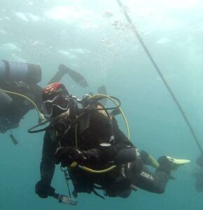 Plongeurs du Centre de Plongée du Pradet explorant les fonds méditerranéens

