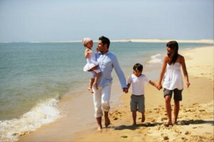 Famille avec deux enfants sur la plage du Pradet

