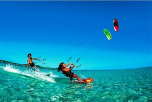 Kitesurfeur en vol au-dessus de la mer au Pradet 