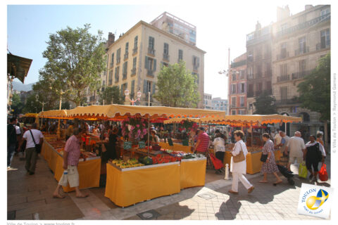 Marché Cours Lafayette Toulon avec étals de fruits et légumes frais