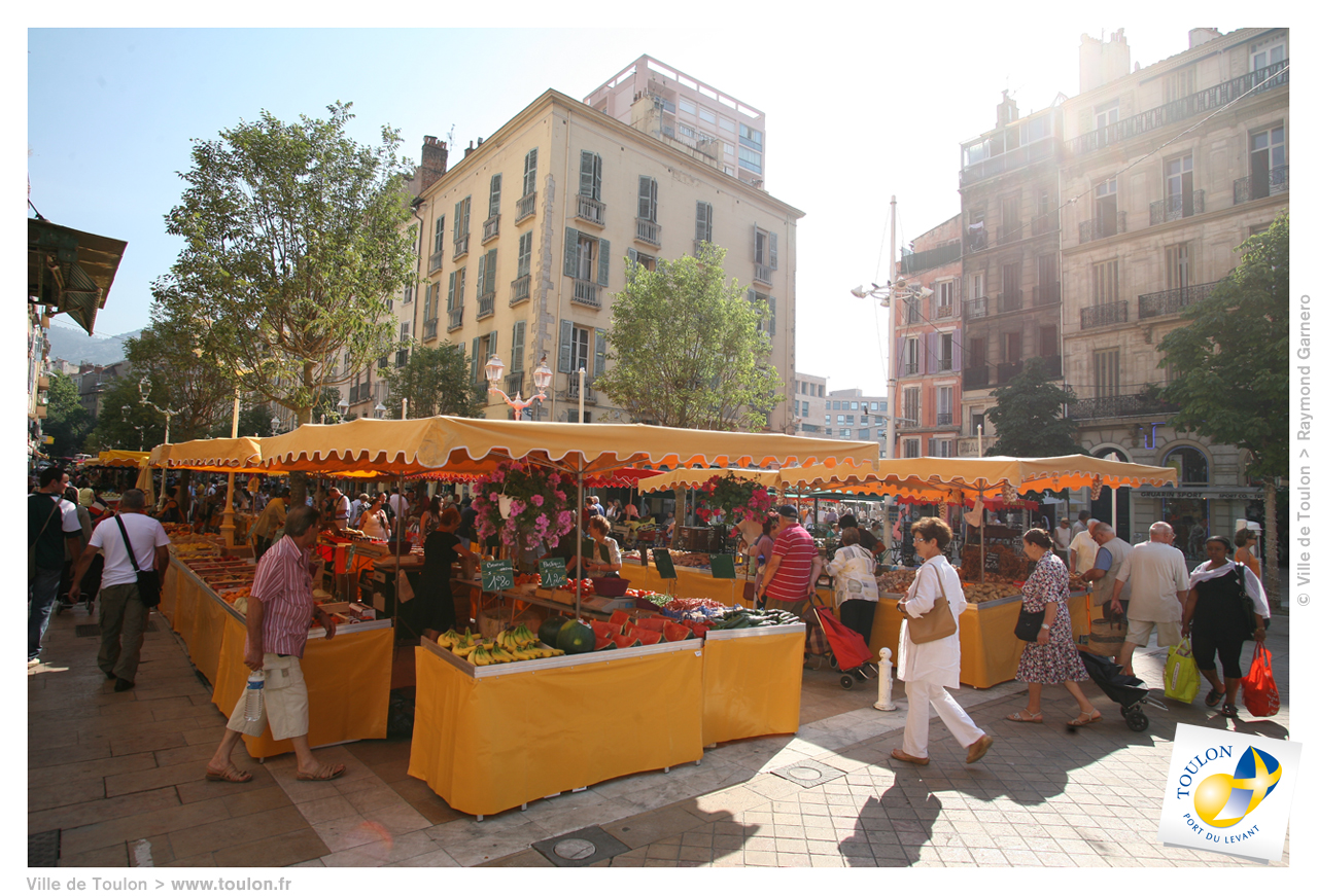 Marché Cours Lafayette Toulon avec étals de fruits et légumes frais