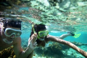 Couple en snorkeling dans les eaux claires de la baie de la Garonne au Pradet

