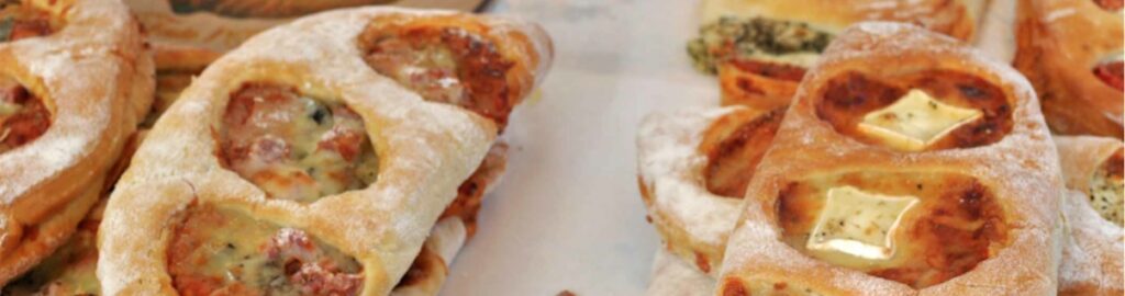 Assortiment de fougasses salées garnies de fromage et de légumes du soleil