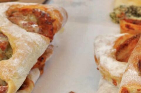 Assortiment de fougasses salées garnies de fromage et de légumes du soleil
