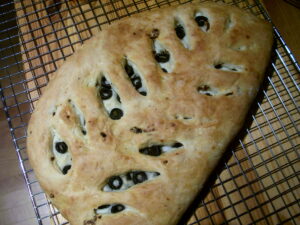  Fougasse aux olives noires sur une grille de refroidissement