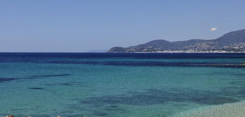 Plage d'été méditerranéenne tranquille Le Pradet | Mer turquoise et sable doré