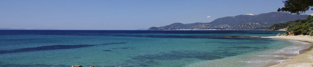 Plage d'été méditerranéenne tranquille Le Pradet | Mer turquoise et sable doré