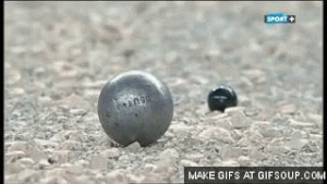 Joueur de pétanque effectuant un tir pour dégager une boule