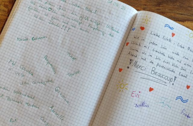 Un avis écrit à la main sur une page de papier, avec un commentaire positif sur l'accueil, le gîte et la qualité du séjour, signé par un locataire satisfait.