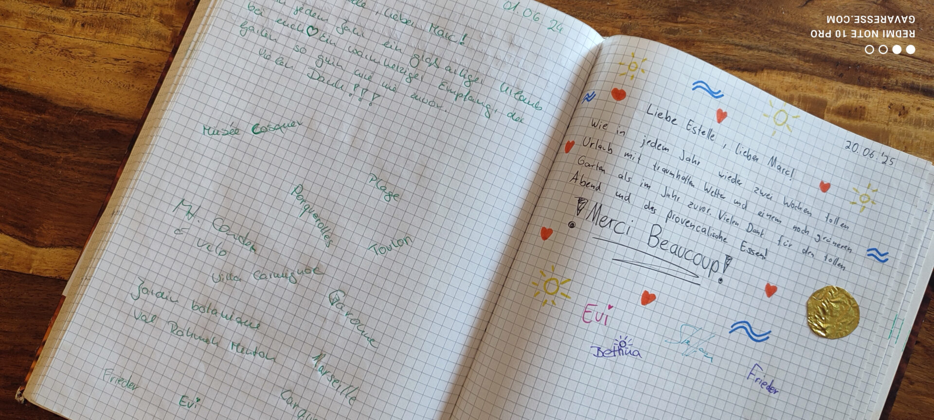 Un avis écrit à la main sur une page de papier, avec un commentaire positif sur l'accueil, le gîte et la qualité du séjour, signé par un locataire satisfait.