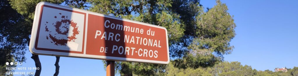 Panneau du Parc national de Port-Cros près d'une piste cyclable au Pradet.