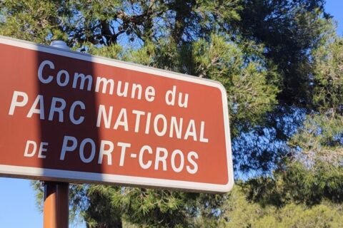 Panneau du Parc national de Port-Cros près d'une piste cyclable au Pradet.