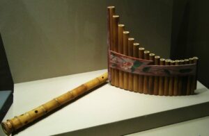 Instruments de musique traditionnels japonais en bambou (shakuhachi et flûte de Pan) exposés.