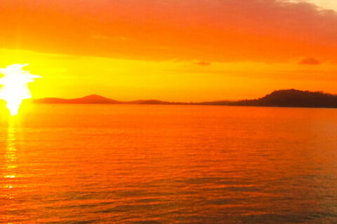 Magnifique coucher de soleil orangé sur la mer Méditerranée au Pradet, vue depuis les environs du Mas de la Gavaresse.