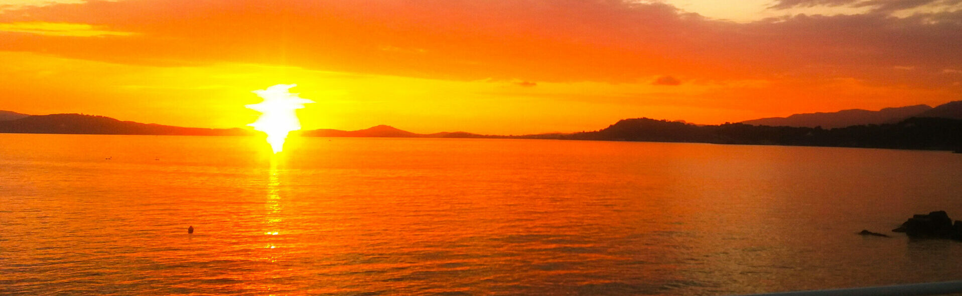 Magnifique coucher de soleil orangé sur la mer Méditerranée au Pradet, vue depuis les environs du Mas de la Gavaresse.